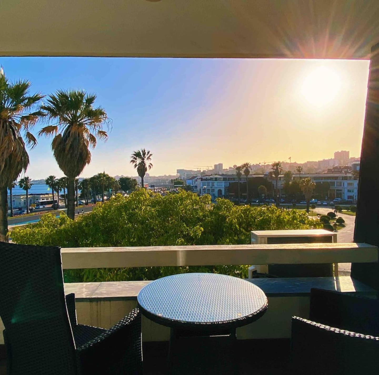 Sea View W Balcony 2 Mins Walk To Beach & Casino 에수투릴 외부 사진