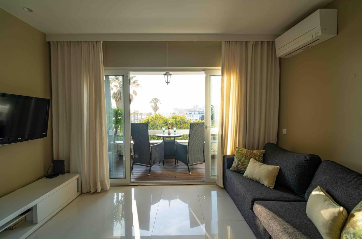 Sea View W Balcony 2 Mins Walk To Beach & Casino 에수투릴 외부 사진