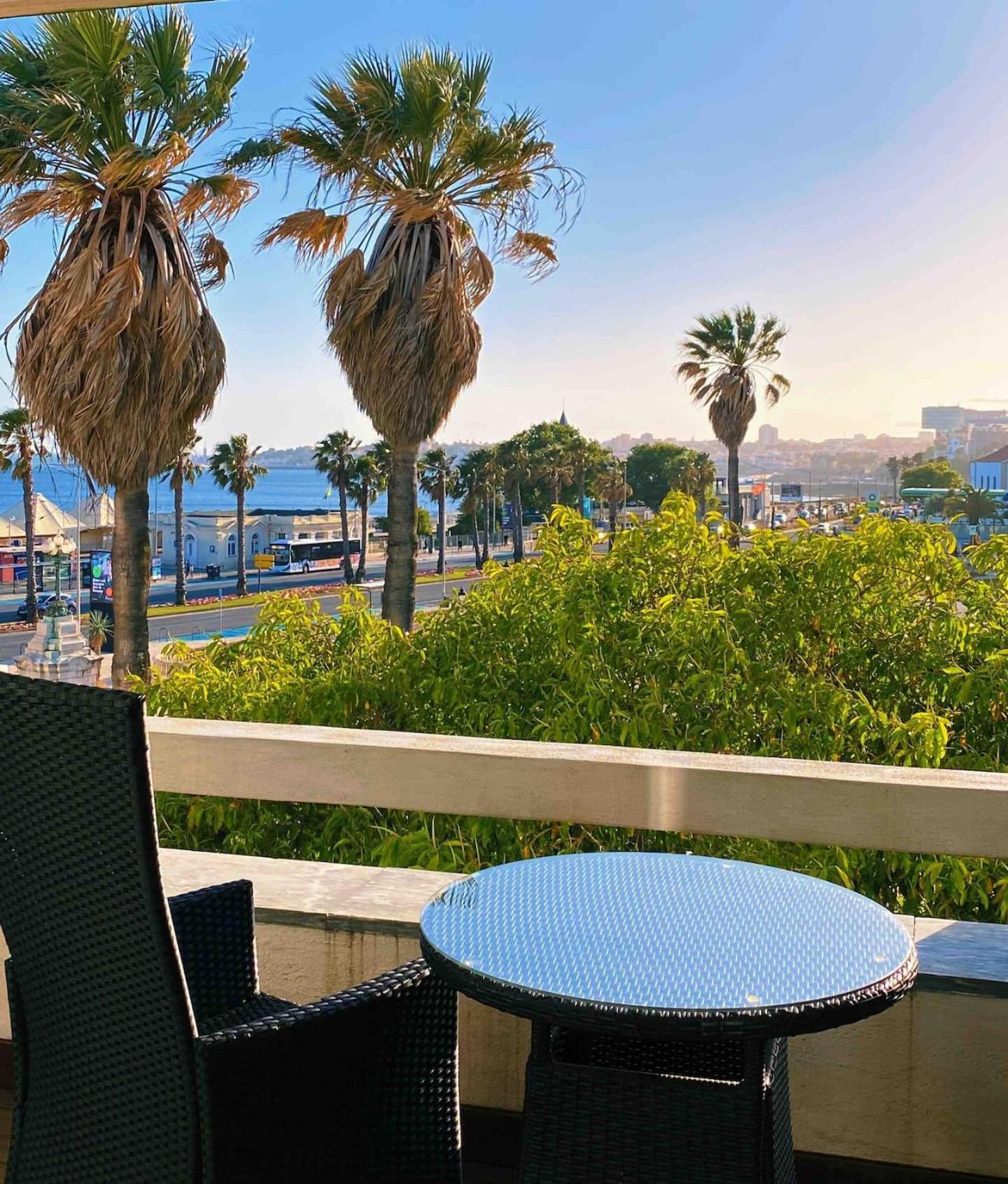 Sea View W Balcony 2 Mins Walk To Beach & Casino 에수투릴 외부 사진