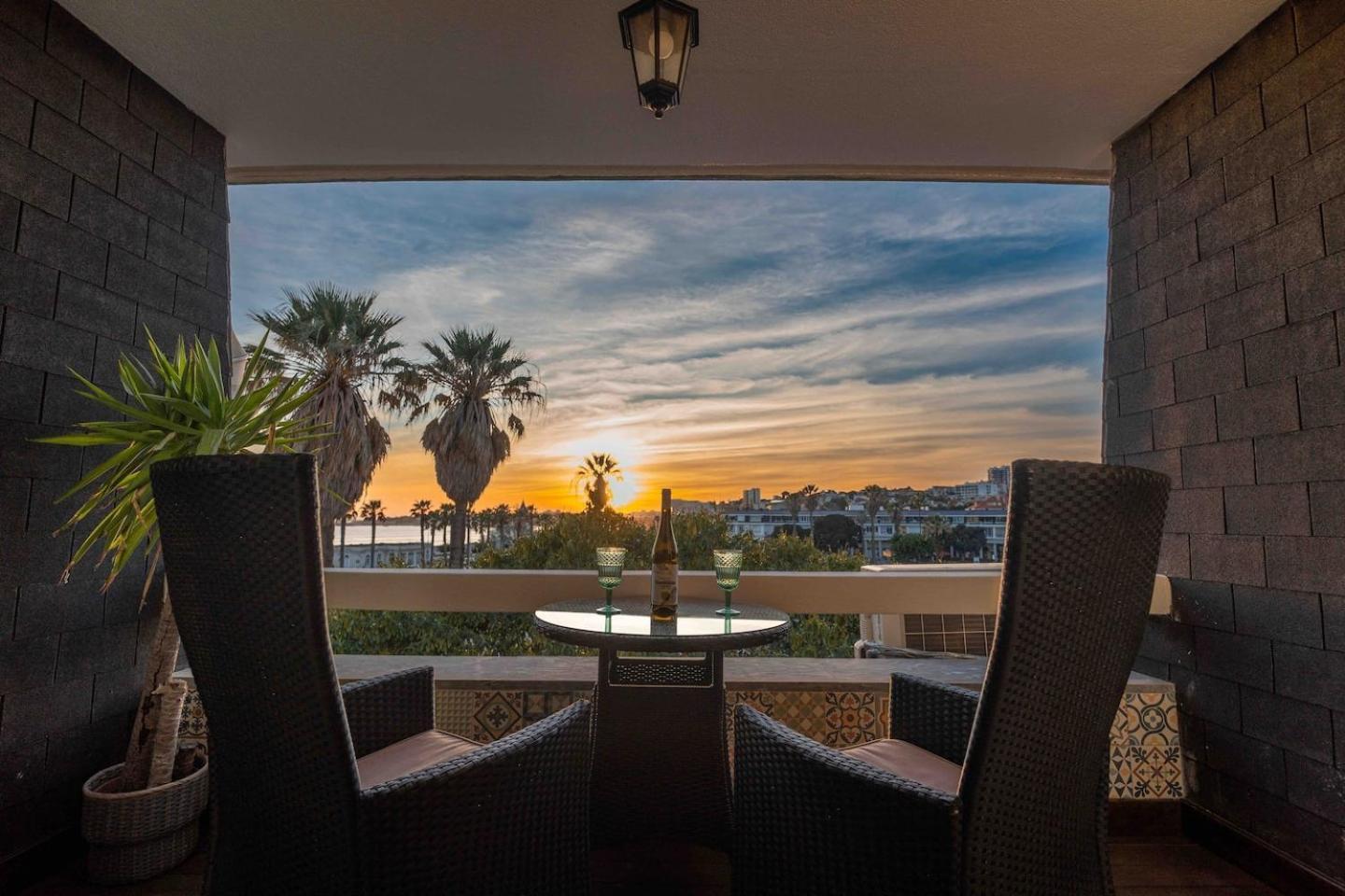 Sea View W Balcony 2 Mins Walk To Beach & Casino 에수투릴 외부 사진